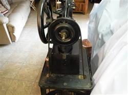 Image ADLER Long Arm 30-1 Black Leather Shoe Patching Sewing Machine with the Treadle Stand - 5 from Bid-on-Equipment.com