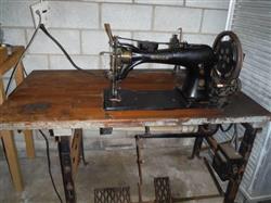 Image SINGER 7-31 Harness Leather Sewing Machine - 9 from Bid-on-Equipment.com