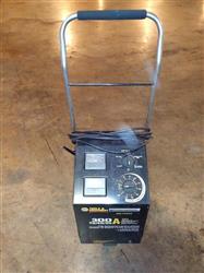 Image NAPA Battery Charger with Wheels 12V Automatic/Manual NIN 70300A 70/40/20 - 3 from Bid-on-Equipment.com