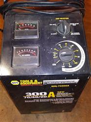 Image NAPA Battery Charger with Wheels 12V Automatic/Manual NIN 70300A 70/40/20 - 1 from Bid-on-Equipment.com