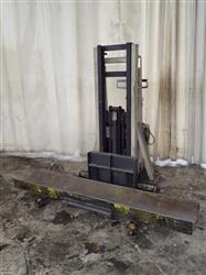Image CROWN 20MT Electric Roll Lift - 1 from Bid-on-Equipment.com