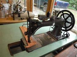 Image SINGER 7-33 M Sewing Machine With Reverse Harness Saddle Leather Sewing Machine - 3 from Bid-on-Equipment.com