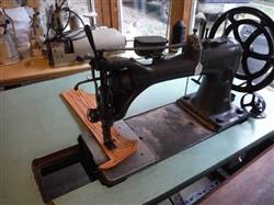 Image SINGER 7-33 M Sewing Machine With Reverse Harness Saddle Leather Sewing Machine - 7 from Bid-on-Equipment.com