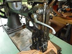 Image SINGER 7-33 M Sewing Machine With Reverse Harness Saddle Leather Sewing Machine - 11 from Bid-on-Equipment.com