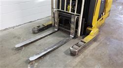 Image YALE Narrow Aisle Reach Forklift - 2 from Bid-on-Equipment.com
