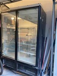 Image 2 Door MASTER BILT Display Freezer - 3 from Bid-on-Equipment.com