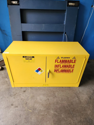 Item 17 Gallon JUSTRITE 25802 Liquid Safety Storage Flammable Cabinet from Bid-on-Equipment.com